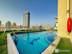 Quiet Studio with Balcony and Roof Top Pool in Dubai Marina